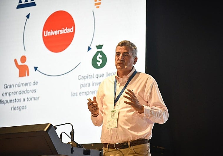 Alfonso Villanueva en el escenario de Alhambra Venture.