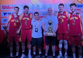 El equipo español, con Raúl Fernández entre ellos, con el campeonato del mundo.
