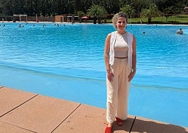 La concejala de Deportes, Beatriz López, en una de las piscinas municipales.
