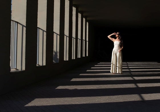 Pilar Dalbat vestida de sí misma y con gafas de sol, en el PTS.