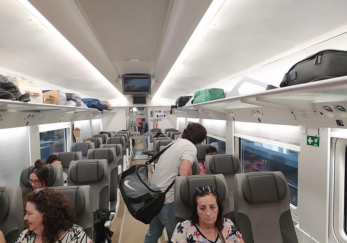 El vagón 6 del convoy de Alvia entre Madrid y Granada se ha ido vaciando por el calor.