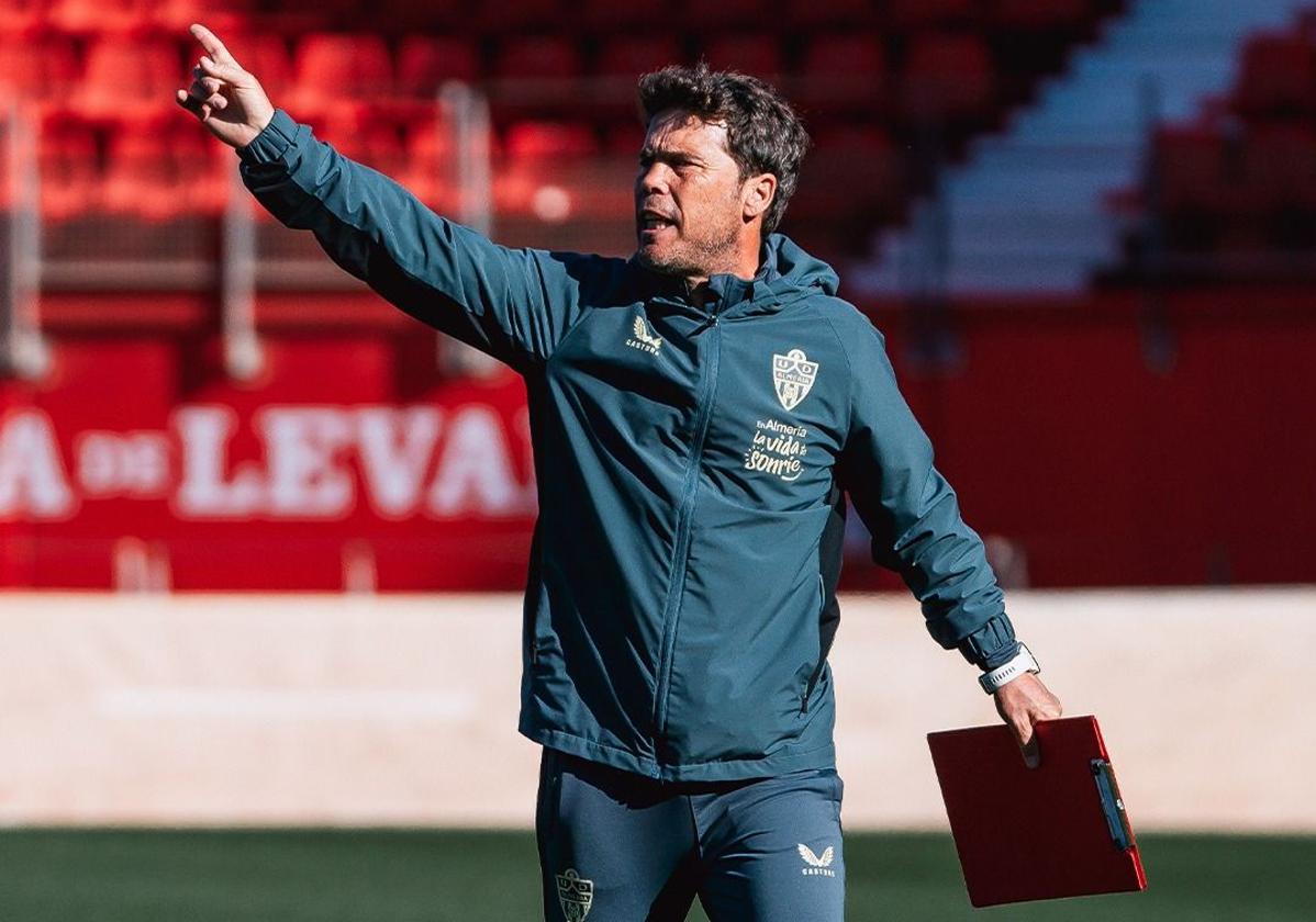 Rubi tiene una lista en la libreta de la que se caerán o apuntará nombres en pretemporada.