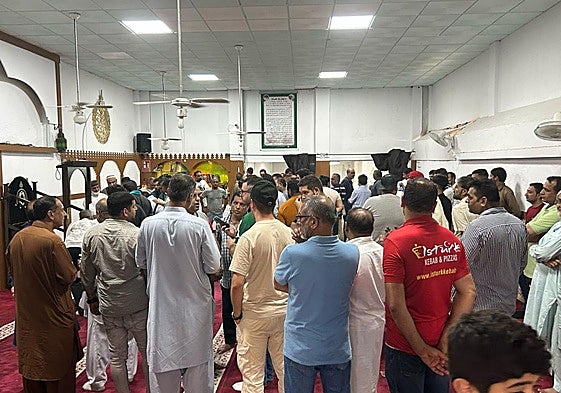 Reunión para despedir a Muhammad Munir, en la mezquita de Jaén.