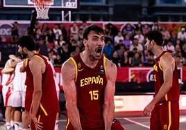 Iván Aurrecoechea celebra su reciente título mundial de 3x3 con España.