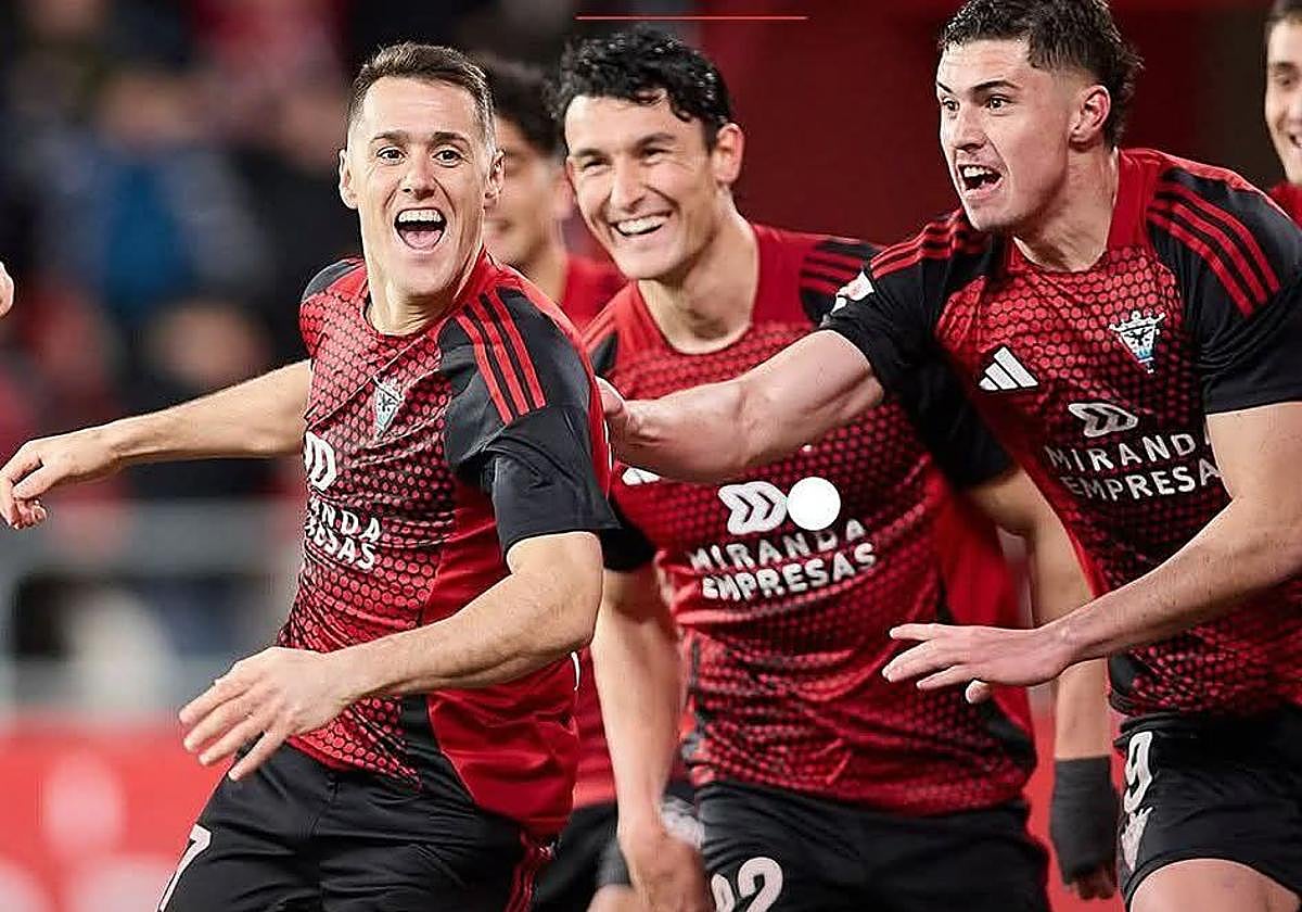 Urko Izeta, a la izquierda, celebra un gol con sus compañeros de esta temporada en el CD Mirandés.