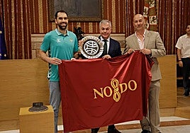 Pedro Fernández (d), junto al alcalde de Sevilla, José Luis Sanz (centro) y el capitán Vitor Benite.
