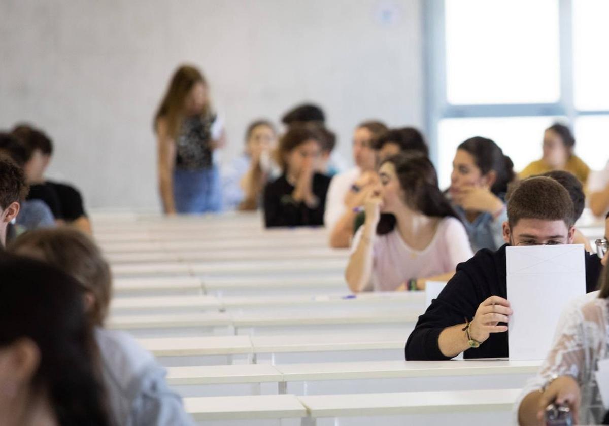 Prueba de Selectividad en un aula de la Universidad de Granada.