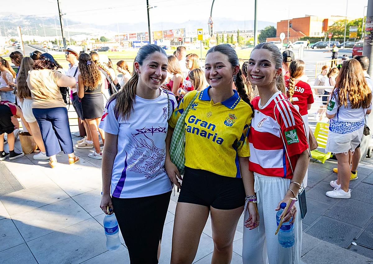 Imagen secundaria 1 - Los outfits preferidos de los asistentes al concierto de Saiko son el brilli-brilli y las camisetas del Granada C. F. Saiko se paró a saludar a sus fans tras la prueba de sonido.