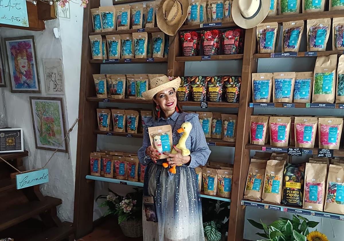 Imagen principal - La tienda de Granada que ofrece café de especialidad y productos locales «hechos con cariño»