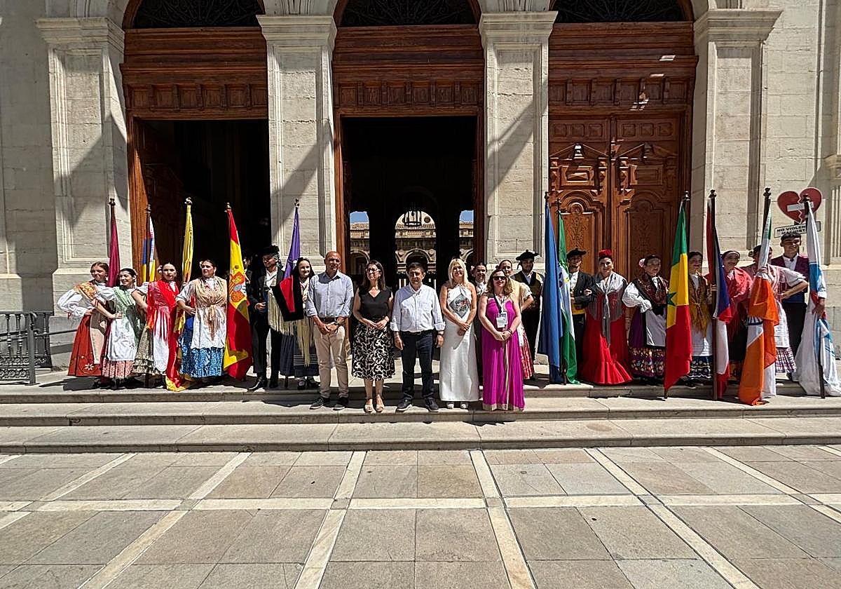 Recepción a los grupos participantes en el 38ª Festival Folk del Mundo.