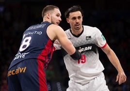 Pere Tomàs (d) porfía por la posición con el jugador del Baskonia, Tadas Sedekerskis.