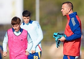 El preparador físico Miguel Ángel Campos, en un entrenamiento con España sub 15.