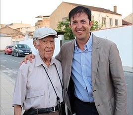 El músico Luis Linares con el alcalde de su pueblo, Antonio Narváez.
