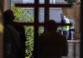 La UDEF en el registro de este viernes en la Huerta del Rasillo por las oposiciones de la Policía Local de Granada.