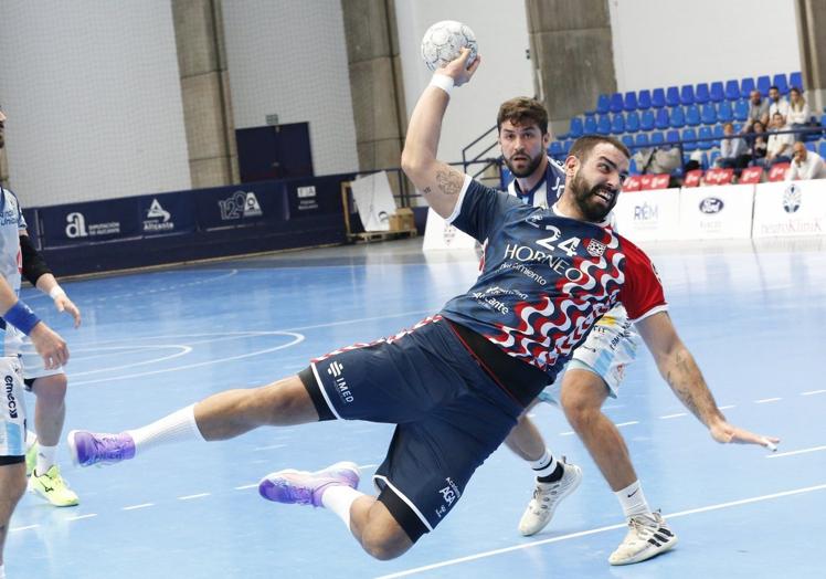 El pivote se zafa del marcaje para lanzar a portería con un salto durante un partido.
