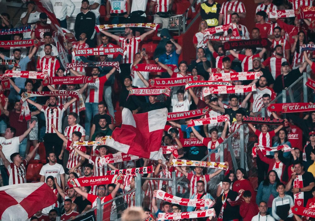 Aficionados de la UD Almería animando al conjunto indálico.