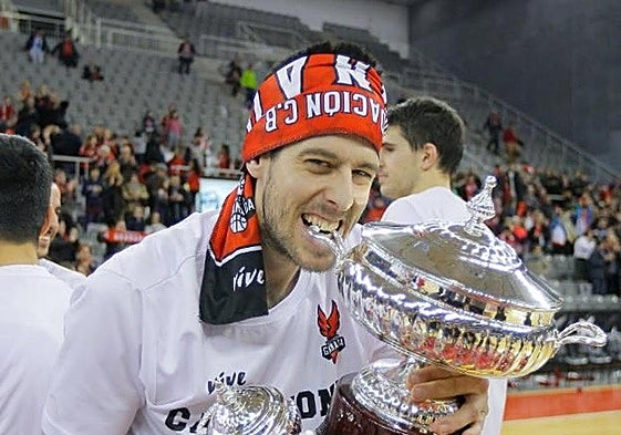 Eloy Almazán celebrar el título del Covirán en la Copa LEB Plata de 2018.