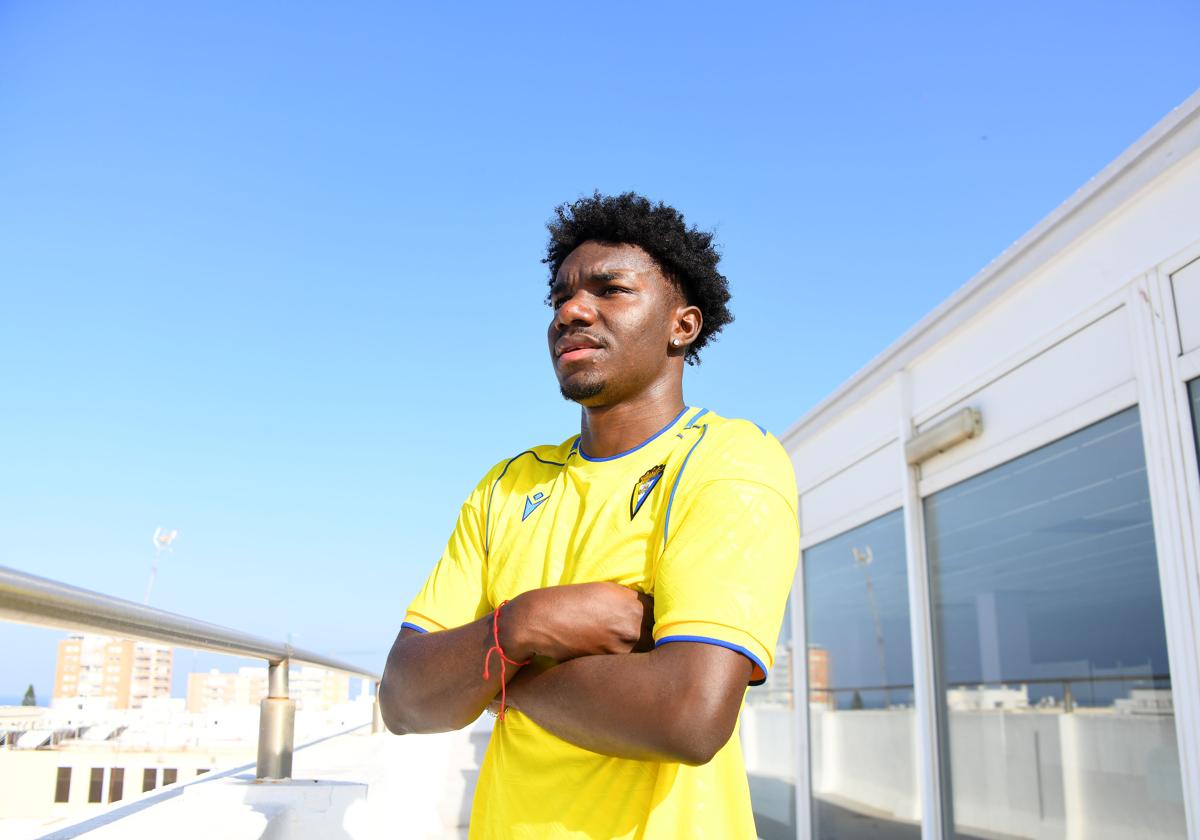 Alfred Caicedo posa como nuevo futbolista del Cádiz.