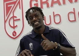 Souleymane Faye firma su contrato.