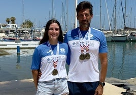 Sofía y Joaquín González, hija y padre granadinos, posan con sus medallas en el Campeonato de España de kayak.