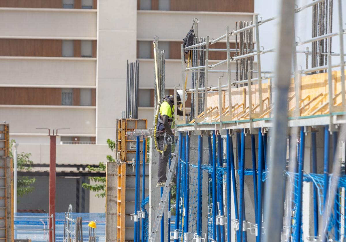 Un profesional del sector de la construcción en una obra residencial en Granada en una imagen de archivo.
