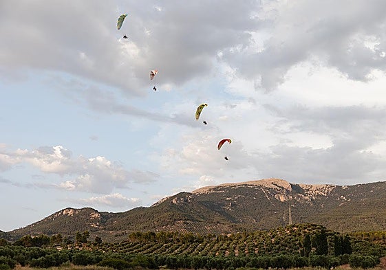 Acrobacias en el aire en la Sierra de Segura.