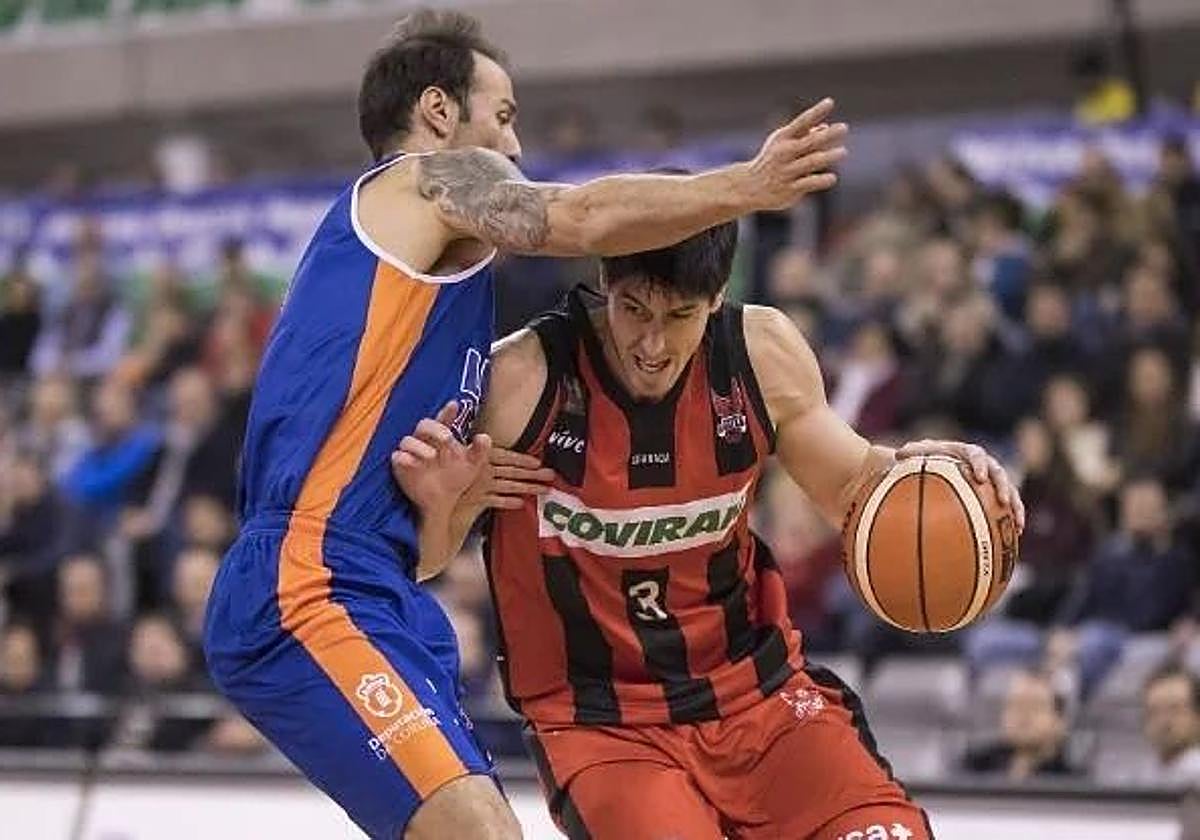 Almazán (d), como jugador del Covirán, intenta penetrar.