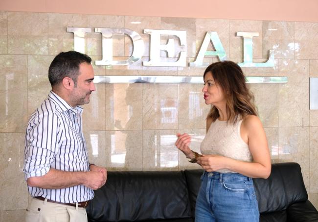 Sira Rego charla con Quico Chirino, director de IDEAL, en su visita al periódico.