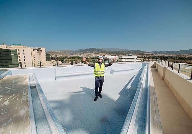 Juan en la futura piscina con vistas a Sierra Nevada