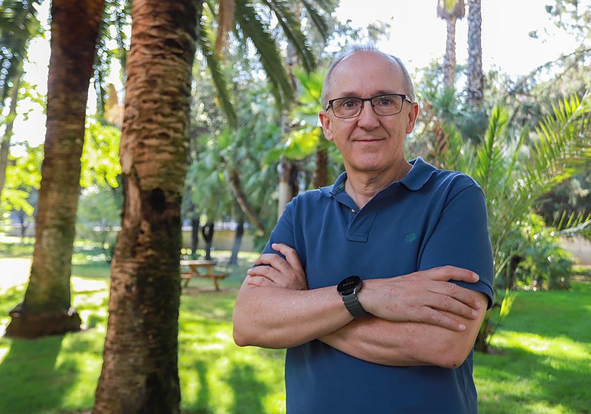 Jerónimo Vida, en los jardines de la Facultad de Ciencias.