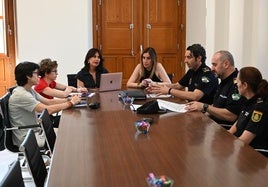 Reunión de coordinación sobre la campaña de prevención de agresiones sexistas y 'lgtbifóbicas' en la feria de Linares.