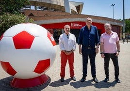 Nacho Rabaza, Mariano de Damas y José Guerrero, en las inmediaciones del estadio Nuevo Los Cármenes, justo delante de la tienda del club rojiblanco.
