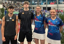 Daniel Franco, el más alto en el centro, durante el torneo en Francia.