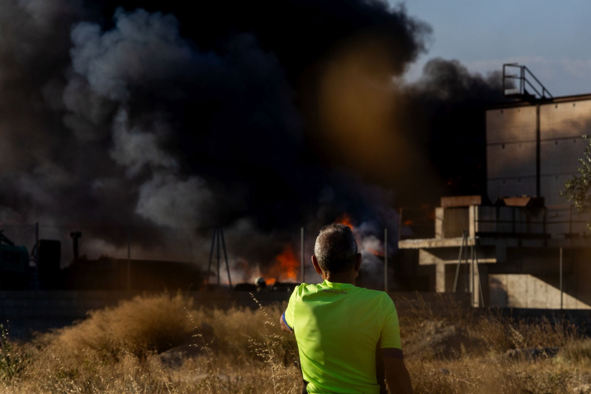 El incendio del desguace de Padul, desde cerca