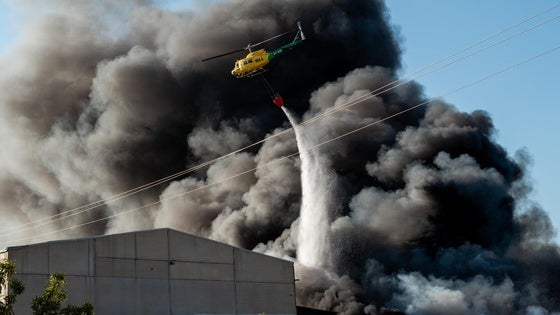 Un incendio en un desguace de Padul moviliza a Bomberos e Infoca