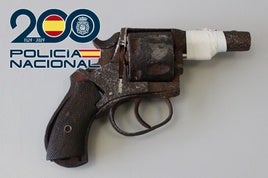 La Policía detiene a un hombre que llevaba un revólver de madrugada en Granada