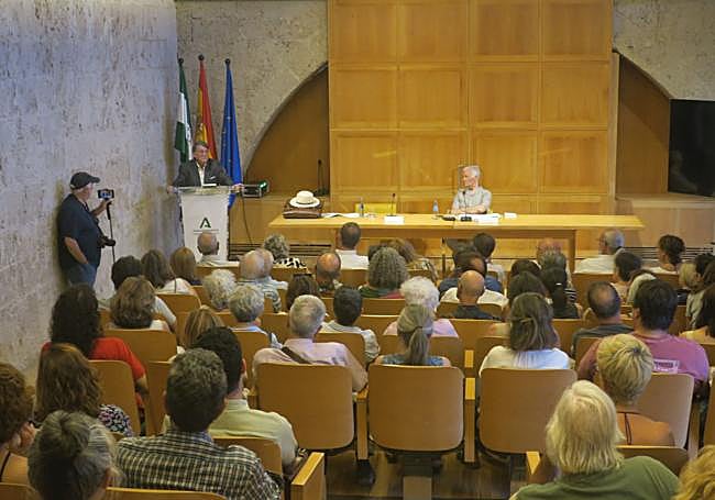 Lleno en la confrencia de Joaquín Araújo.