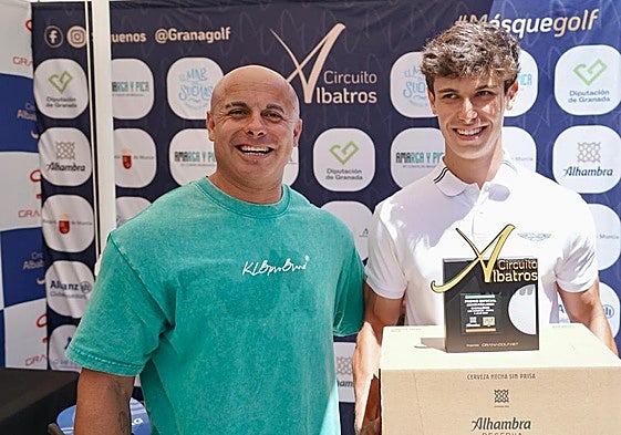 Carlos Ferreira, a la derecha, junto a Daniel Ortega, concejal de Deportes del ayuntamiento de Motril.