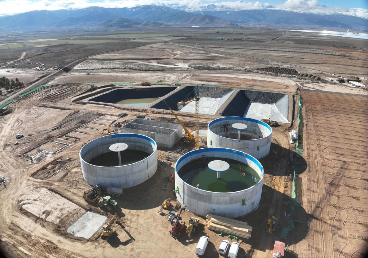 Las obras de construcción de la planta de AGR Gas en La Calahorra están muy avanzadas.