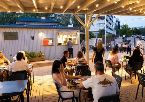 LA terraza se encuentra en medio del Parque de las Alquerías en un lugar fantástico.