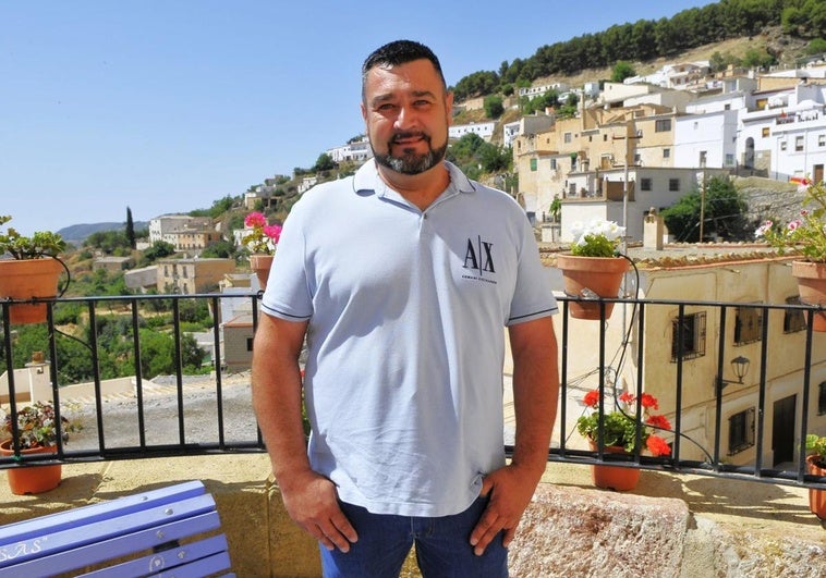 El restaurador de iglesias y edificios históricos de un pueblo de la provincia de Granada