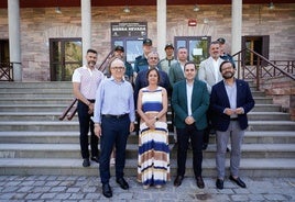 Miembros del Consejo de Participación del Espacio Natural de Sierra Nevada, con la consejera Catalina García al frente.