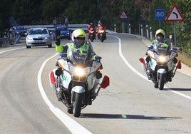 Advertencia de la Guardia Civil: «Así debes actuar si te enseñamos una bandera en carretera»