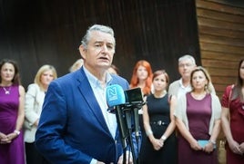 El consejero de la Presidencia, Interior, Diálogo Social y Simplificación Administrativa de la Junta de Andalucía, Antonio Sanz, atiende a los medios en Sevilla.