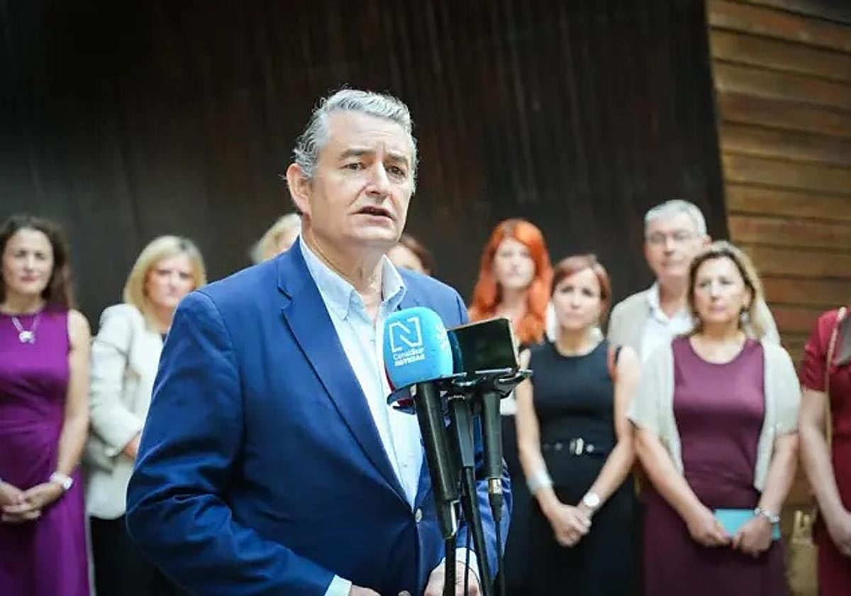 El consejero de la Presidencia, Interior, Diálogo Social y Simplificación Administrativa de la Junta de Andalucía, Antonio Sanz, atiende a los medios en Sevilla.