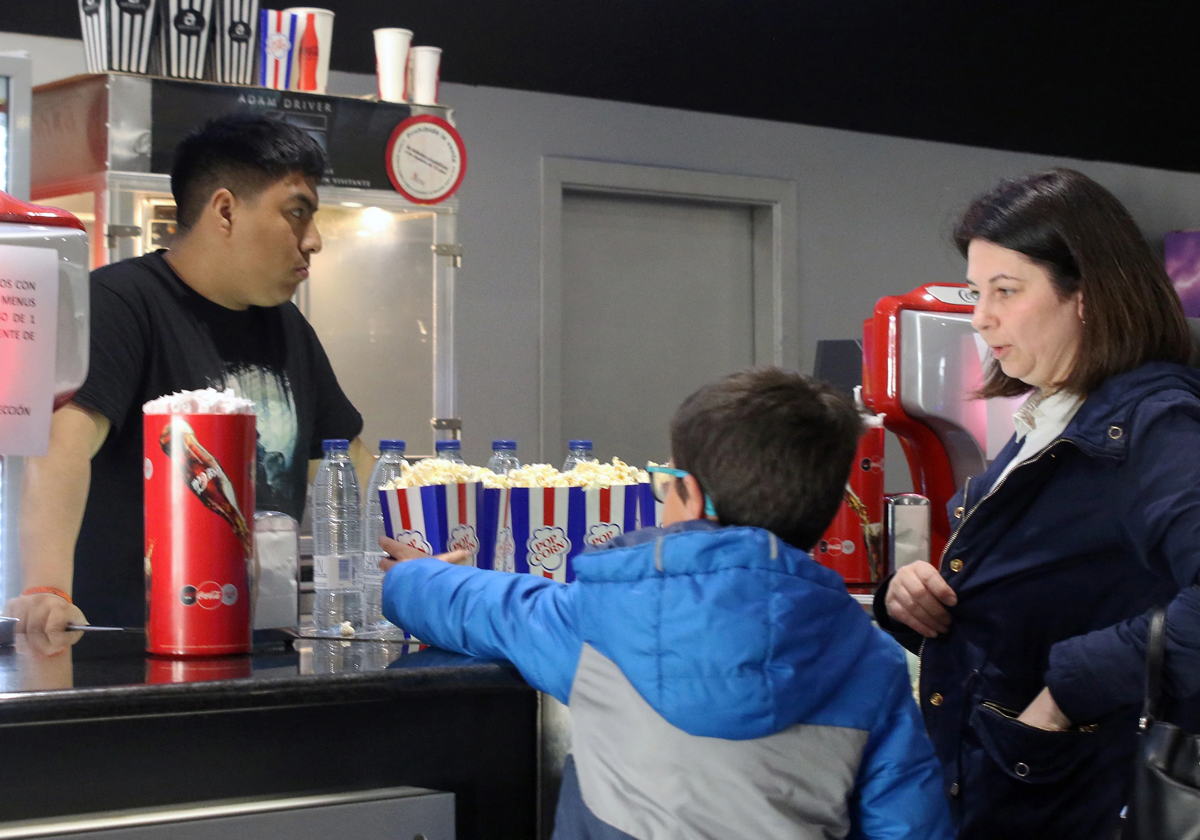 Multan a Yelmo Cines por prohibir acceder con comida del exterior en Almería