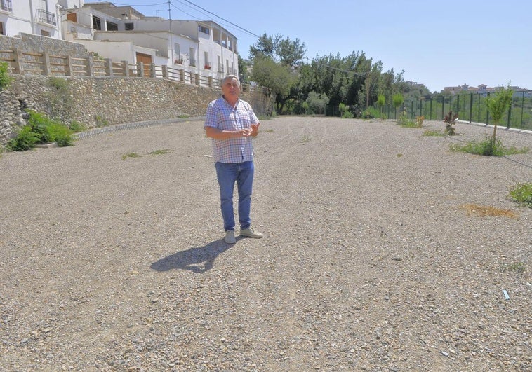 El alcalde de un pueblo de Granada invierte su primer sueldo en comprar un terreno para los vecinos