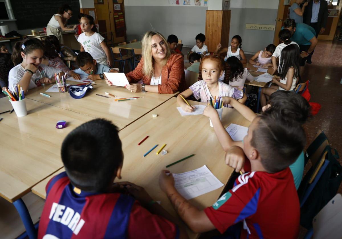 La alcaldesa destaca «el compromiso del Ayuntamiento con la conciliación, la igualdad y la atención educativa durante las vacaciones escolares».