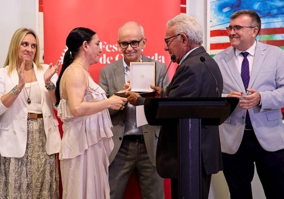 Francisco Garrido, padre de Eva Yerbabuena, entregó a su hija la Medalla del Festival.