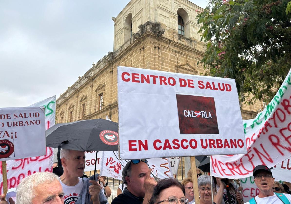 Protesta de cazorleños ante el Parlamento andaluz.